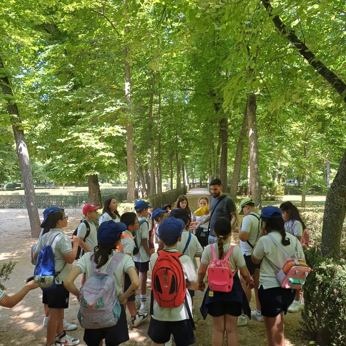 CCsanpascual's tweet photo. Los alumnos de 4°de primaria, acompañados por @historiasdeuninstante, han descubierto pequeñas historias de Aranjuez que han hecho que aún esos lugares sean más mágicos. 
Muchas gracias por acompañarnos y hacer que nos guste tanto nuestro municipio! ☺️🥰 https://t.co/5hh5Dy49hT