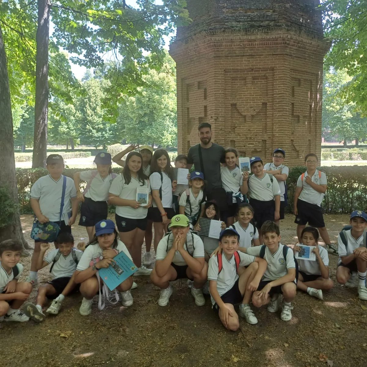 CCsanpascual's tweet photo. Los alumnos de 4°de primaria, acompañados por @historiasdeuninstante, han descubierto pequeñas historias de Aranjuez que han hecho que aún esos lugares sean más mágicos. 
Muchas gracias por acompañarnos y hacer que nos guste tanto nuestro municipio! ☺️🥰 https://t.co/5hh5Dy49hT