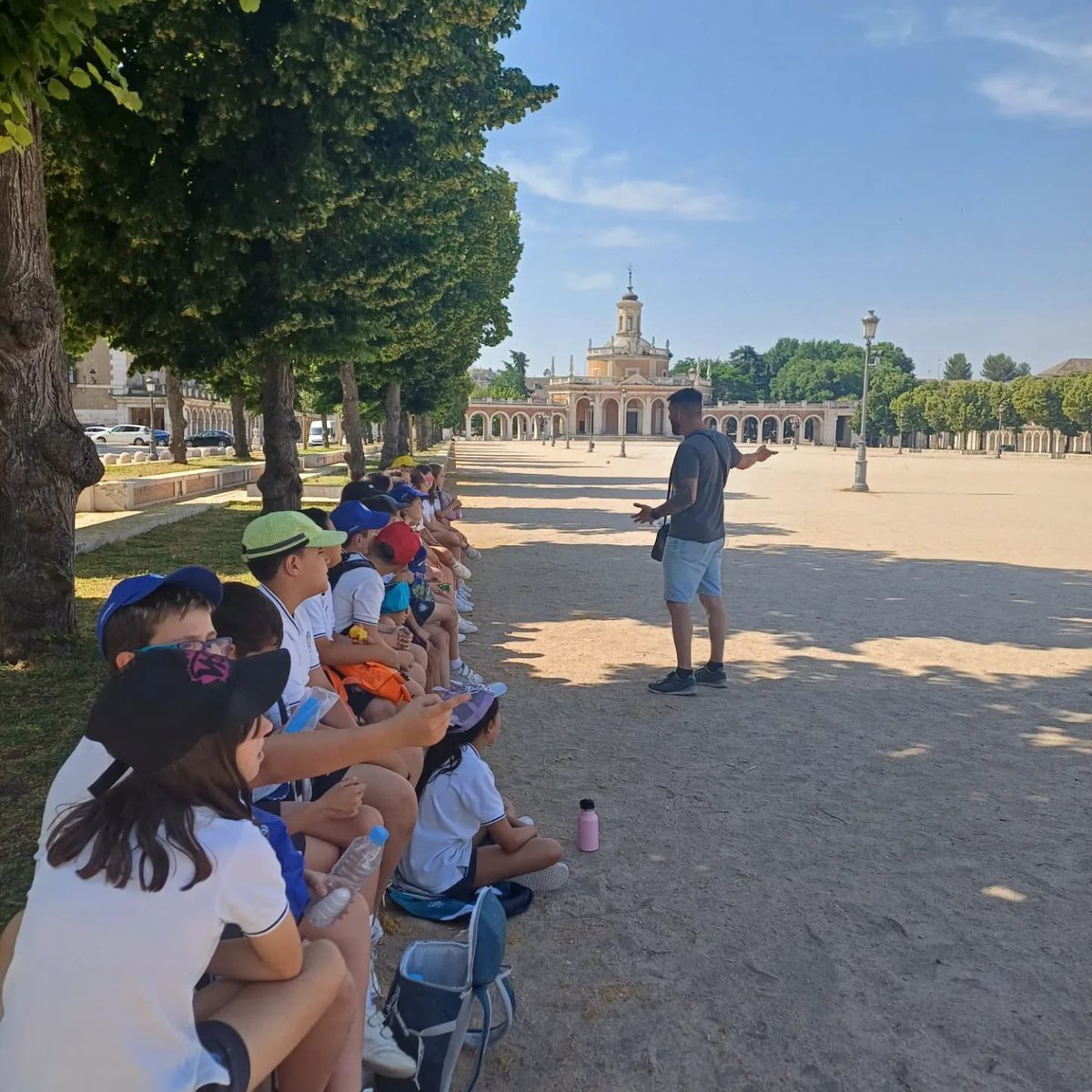 CCsanpascual's tweet photo. Los alumnos de 4°de primaria, acompañados por @historiasdeuninstante, han descubierto pequeñas historias de Aranjuez que han hecho que aún esos lugares sean más mágicos. 
Muchas gracias por acompañarnos y hacer que nos guste tanto nuestro municipio! ☺️🥰 https://t.co/5hh5Dy49hT