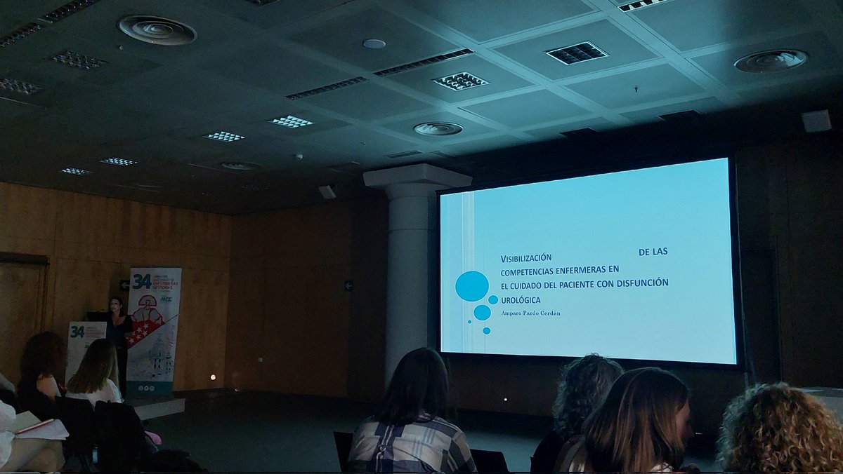 Comienza la Comunicación de nuestra compañera Amparo Pardo, Supervisora Enfermera de la Unidad de Lesionados Medulares y Med. Interna, con el título "Visibilización de las competencias enfermeras en el Cuidado del paciente con disfunción urológica". En el #34ANDE