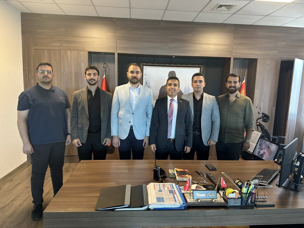 yeninesilder's tweet photo. Yeni Nesil Farkındalık Derneği (YENDER) Yönetim Kurulu olarak Kartal İlçe Emniyet Müdürü Sn.Sinan Dallı’yı ziyaret ettik. Misafirperverliğinden dolayı kendilerine teşekkür ederiz. https://t.co/ZwCs8PX8XM