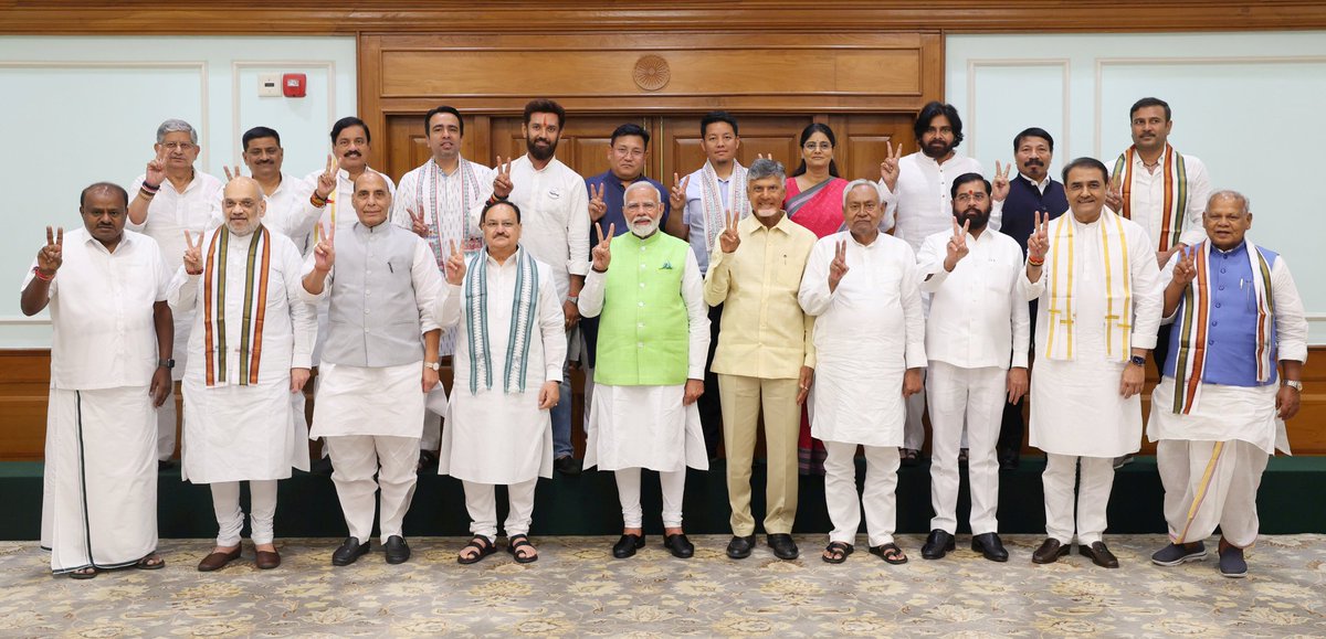 Rakeshku99's tweet photo. #NDA मीटिंग में तस्वीर पर गौर करें किसका स्थान कहां पर सीटों के हिसाब से सबको लाइन में लगाया गया!
#NDA_सरकार_है_तैयार 
#Chandrababunaydu 
#NitishKumar 
#INDIA_सरकार_है_तैयार 
#BjpLost 
#IndiaAlliance 
#AkhileshYadav 
#RahulGandhi https://t.co/qPSC0jIgus