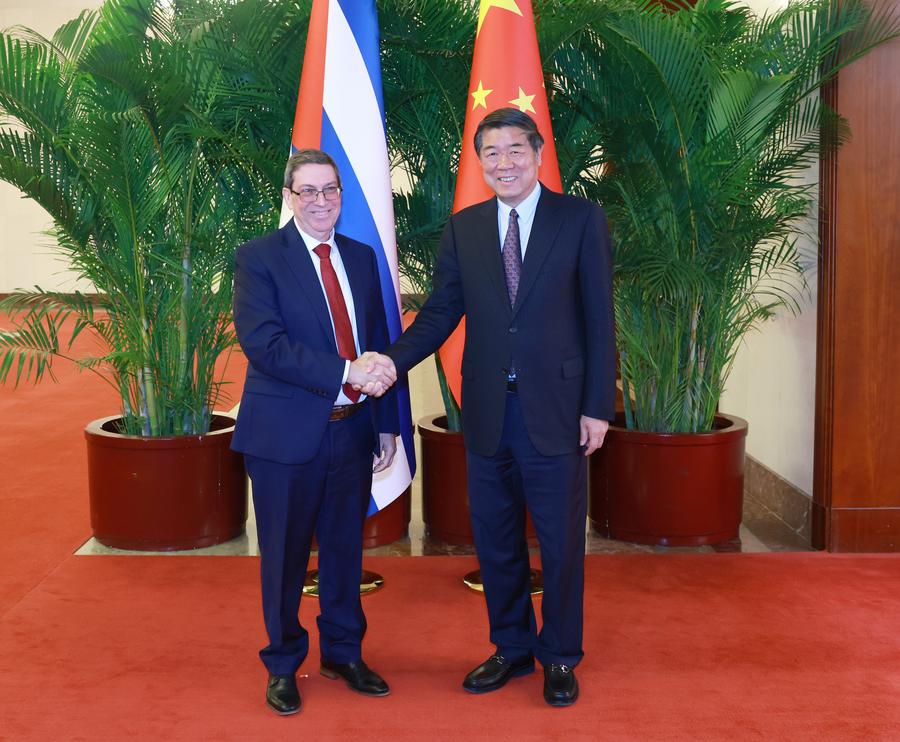 En encuentro con compañero He Lifeng, Viceprimer Ministro de #China, coincidimos en el excelente estado de las relaciones bilaterales y en su carácter estratégico.

Reiteré respaldo y adhesión de #Cuba a iniciativas globales chinas que impulsan el desarrollo del Sur Global.