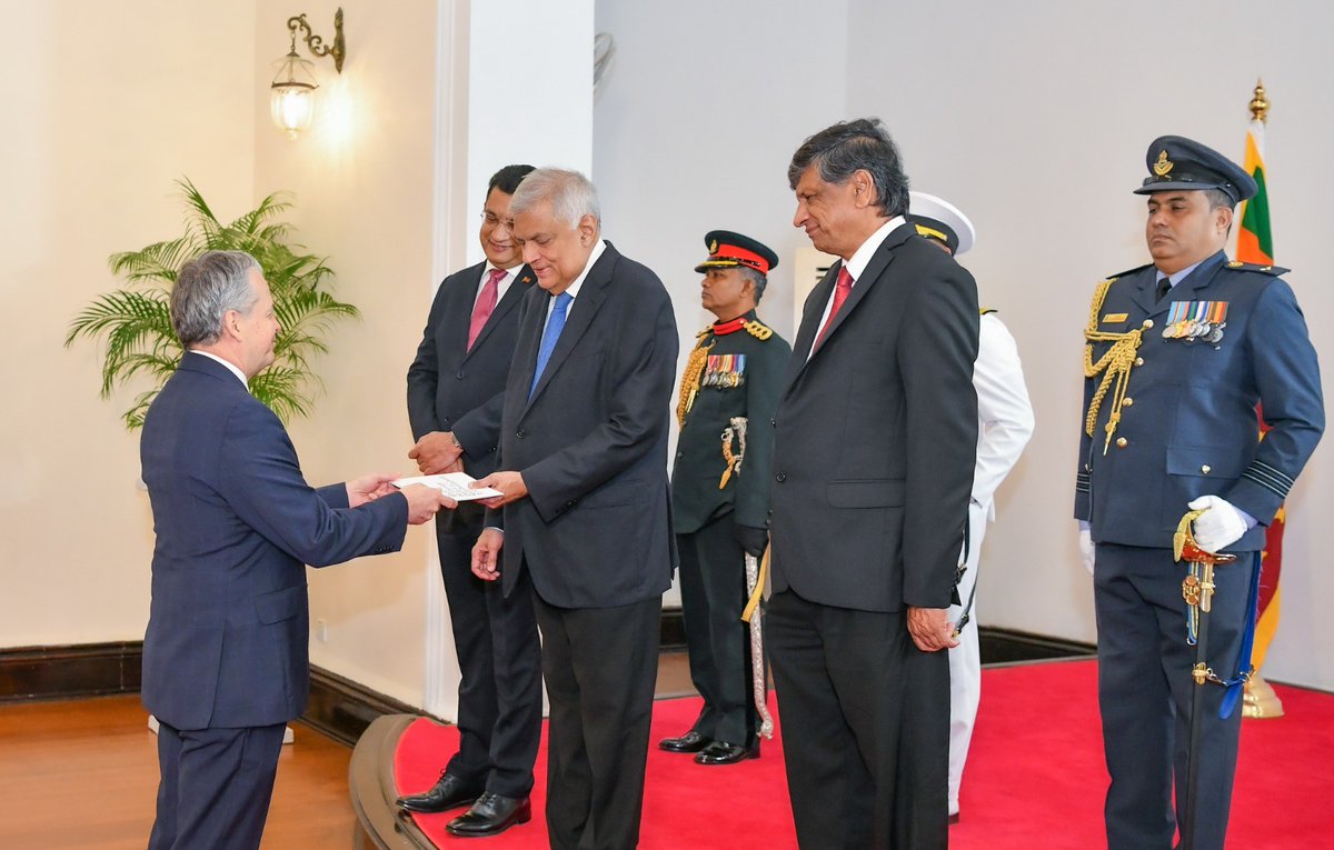 VictorH30307's tweet photo. Highly honoured to present Credential Letters to H.E. President Ranil Wickremesinghe @RE_UNP; H.E. Minister Ali Sabry @MFASriLanka
@Alisabrypc &amp; Mr Secretary Saman Ekanayake. With the best wishes for the prosperity of and friendship bonds btw 🇨🇴 Colombia and Sri Lanka 🇱🇰 https://t.co/9ViA85EcsO