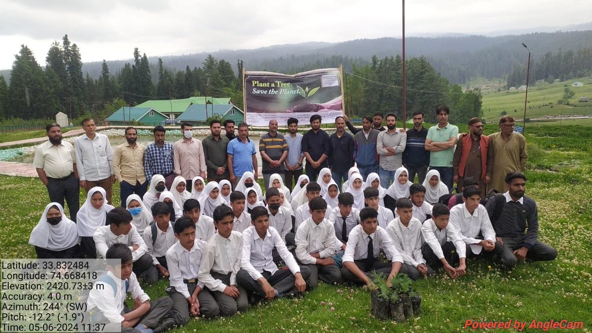 jkrddpr's tweet image. Students, #PRIs &amp;amp; the public from villages across #JK, with the Deptt. of #RuralDevelopment &amp;amp; #PR, led tree planting, clean-ups &amp;amp; #waterconservation campaigns at #AmritSarovar sites. Joined to support Mission #AmritSarovar on World #EnvironmentDay. Keep the green spirit alive!