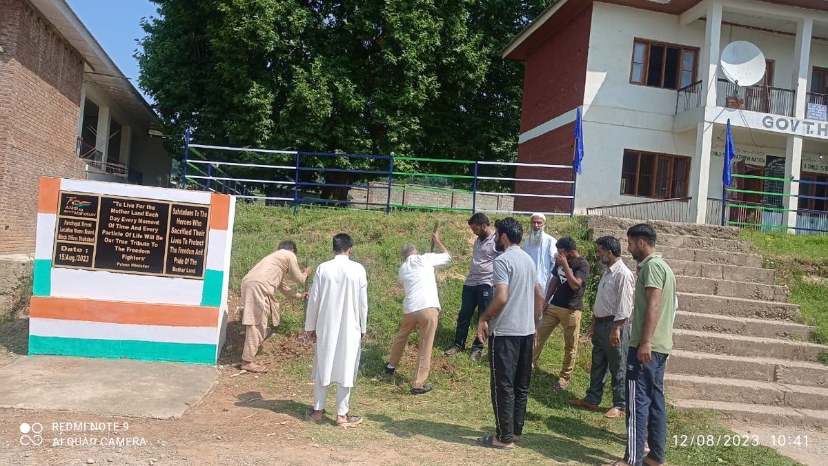 jkrddpr's tweet image. Students, #PRIs &amp;amp; the public from villages across #JK, with the Deptt. of #RuralDevelopment &amp;amp; #PR, led tree planting, clean-ups &amp;amp; #waterconservation campaigns at #AmritSarovar sites. Joined to support Mission #AmritSarovar on World #EnvironmentDay. Keep the green spirit alive!