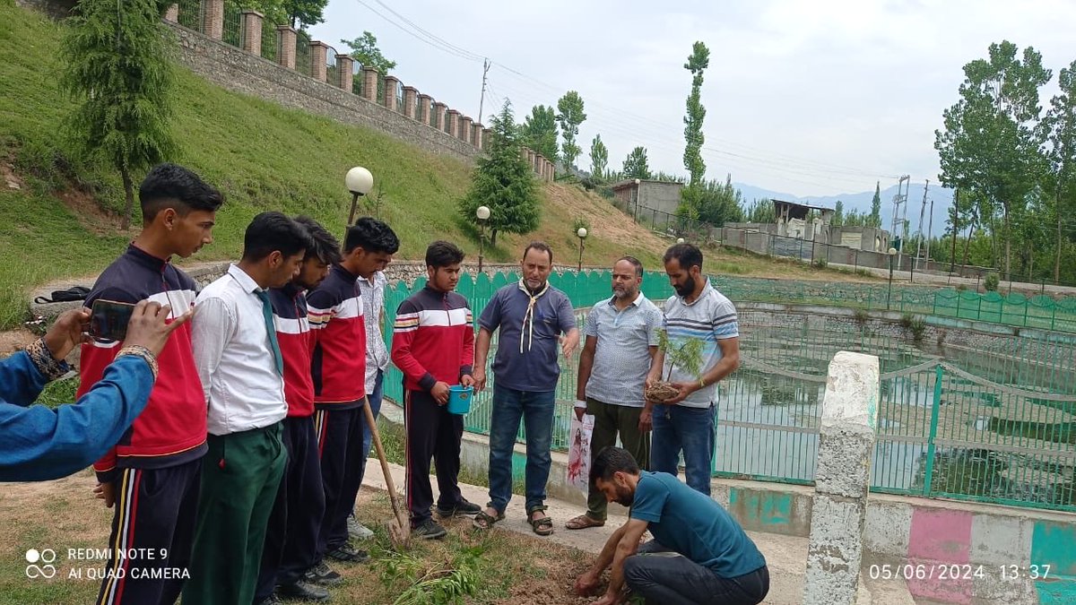 jkrddpr's tweet image. Students, #PRIs &amp;amp; the public from villages across #JK, with the Deptt. of #RuralDevelopment &amp;amp; #PR, led tree planting, clean-ups &amp;amp; #waterconservation campaigns at #AmritSarovar sites. Joined to support Mission #AmritSarovar on World #EnvironmentDay. Keep the green spirit alive!