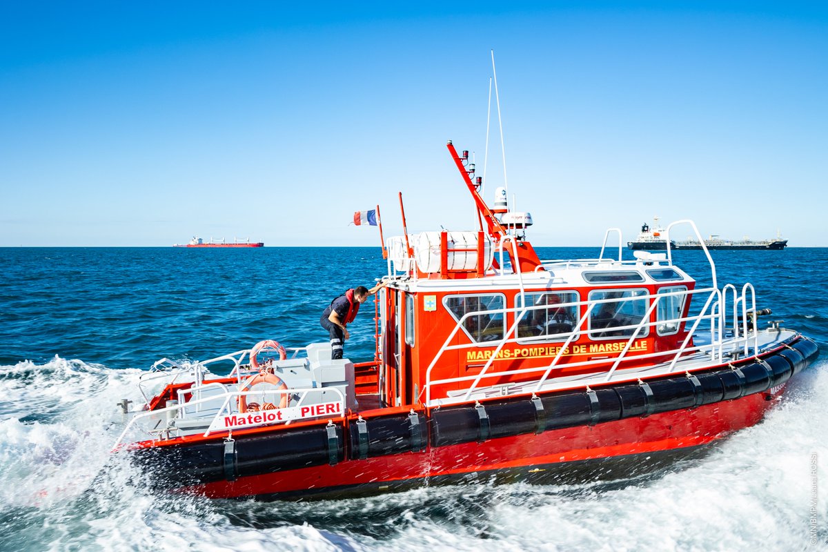 MarinsPompiers's tweet photo. #LeSaviez-vous? ❓🚢
Les interventions à bord des navires, en fonction de leur situation (en route, au mouillage ou à quai), peuvent nécessiter l'emploi de vecteurs nautiques afin de transporter le personnel et le matériel nécessaires aux opérations de secours. https://t.co/4NielrxU5c