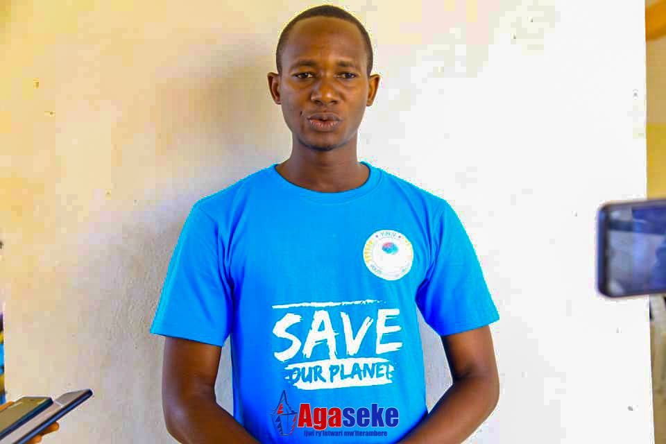 AgasekeTv's tweet photo. #Burundi Jean Adonis Nishimwe , Président de #YNV appelle les entreprises qui produisent des bouteilles en plastique ou des produits de consommation emballés avec ces bouteilles à contribuer à collecter les bouteilles usées afin de protéger la terre et son environnement. https://t.co/HHTgCff6Co