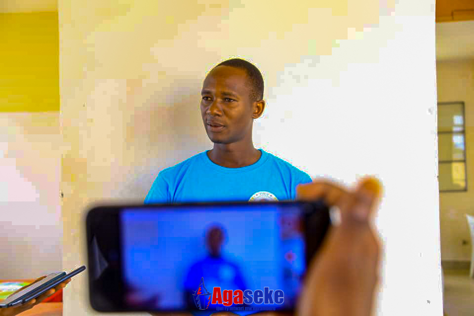 AgasekeTv's tweet photo. #Burundi Jean Adonis Nishimwe , Président de #YNV appelle les entreprises qui produisent des bouteilles en plastique ou des produits de consommation emballés avec ces bouteilles à contribuer à collecter les bouteilles usées afin de protéger la terre et son environnement. https://t.co/HHTgCff6Co