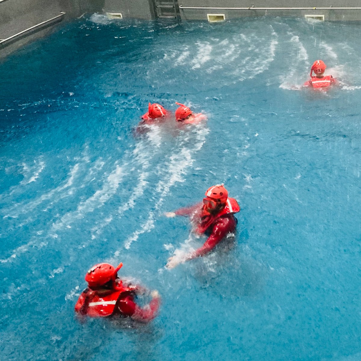 Los nadadores de rescate están entrenados para trabajar en las condiciones mas difíciles.
Te atreves con ello... 🚁

Whatsapp: 683 43 50 21
Email: sst@sstintegral.com
 #helicopterlife #rescuehelicopter #rescueswimmerslife #rescueswimmerstraining #nadadorderescate