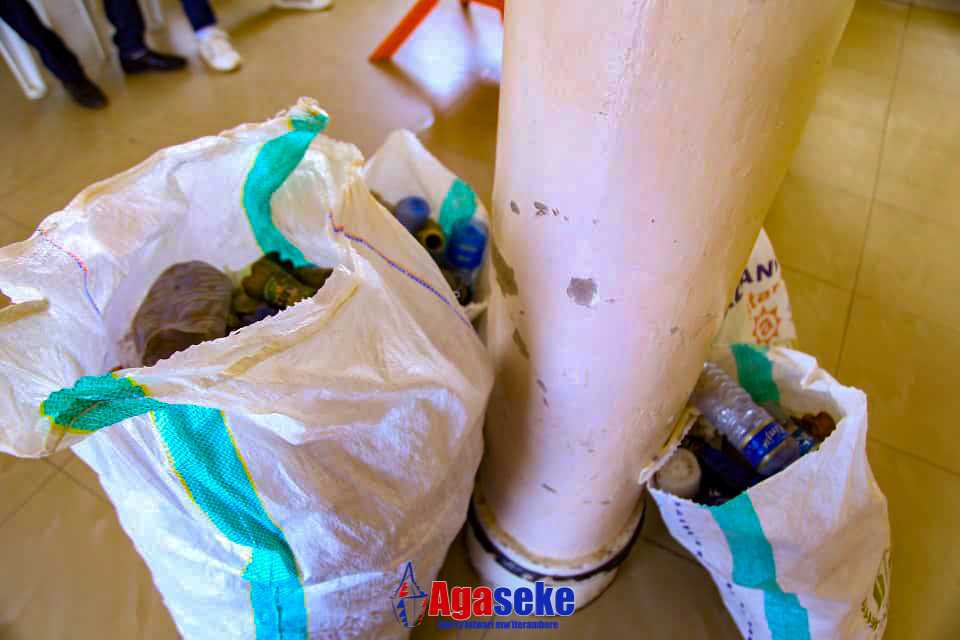 AgasekeTv's tweet photo. #Burundi Jean Adonis Nishimwe , Président de #YNV appelle les entreprises qui produisent des bouteilles en plastique ou des produits de consommation emballés avec ces bouteilles à contribuer à collecter les bouteilles usées afin de protéger la terre et son environnement. https://t.co/HHTgCff6Co