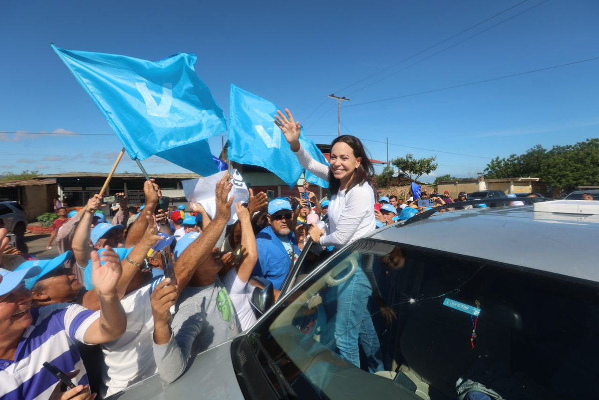 VoluntadPopular's tweet photo. 🚙 ¡Bolívar, allá vamos!

En vía a Ciudad Bolívar, nuestra líder unitaria @MariaCorinaYA fue recibida por cientos de personas en el peaje Mesones, en el estado Anzoátegui. ¡Gracias por tanto cariño y determinación! Este 28 de julio tenemos la victoria en nuestras manos con @EdmundoGU.

#VamosAGanarConEdmundo