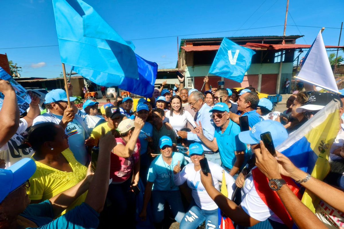VoluntadPopular's tweet photo. 🚙 ¡Bolívar, allá vamos!

En vía a Ciudad Bolívar, nuestra líder unitaria @MariaCorinaYA fue recibida por cientos de personas en el peaje Mesones, en el estado Anzoátegui. ¡Gracias por tanto cariño y determinación! Este 28 de julio tenemos la victoria en nuestras manos con @EdmundoGU.

#VamosAGanarConEdmundo