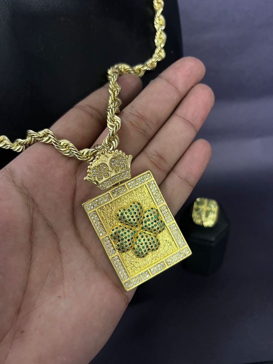 PROMOÇÃO TREVO 🍀 

CORRENTE ELO BAIANO + PINGENTE CRAVEJADO + DEDEIRA TREVO 

Joia toda feita a moeda antiga, cor, brilho e acabamento top de linha! 🔝

R$300,00
