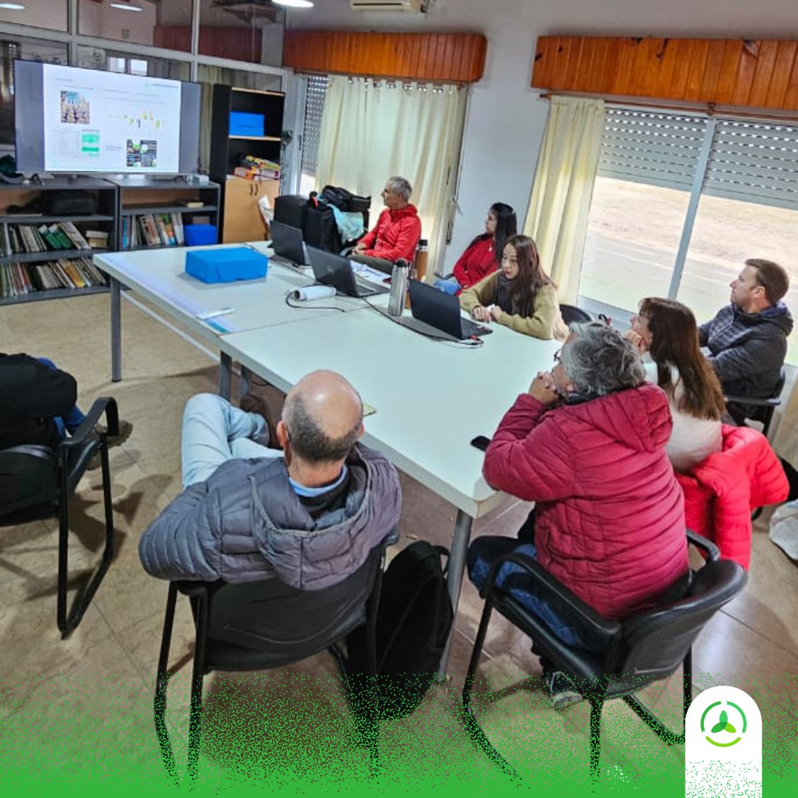 AgroconsultorSA's tweet photo. ¡Este plantel juega en la cancha con todo! ⚽️🌱🌽

Todas las áreas de Agroconsultor analizando resultados de ensayos. 

Nuestros servicios de Desarrollo de Tecnologías, Asesoramiento Agronómico, Protección Profesional y el #Bioinsumi 👉 ¡Sí que integra conocimientos! 🧠🔁. https://t.co/wSuRGNXNHK