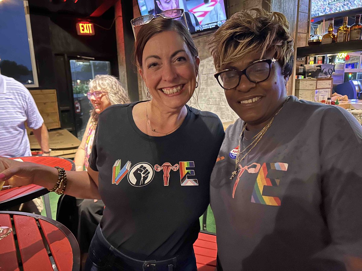 DemsHeights's tweet photo. Hanging out with some @WDMDemocrats last night.  With @PolkDems. https://t.co/L0UwkS3h27