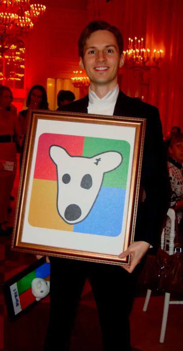 SpottyTON's tweet photo. Legendary photo📸

Pavel Durov proudly holding the portrait of #SPOTTY that he drew himself🎨

@ton_blockchain @telegram @vkontakte
#TON https://t.co/eOJm2CWeWU