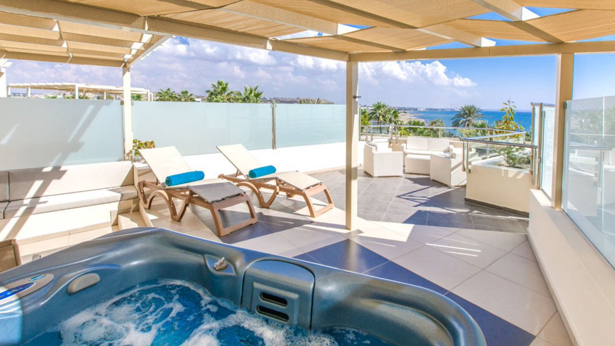 GoldenBayCyprus's tweet photo. The suite life. Escape and embrace the serene joys of the Mediterranean lifestyle at one of our mini suites with private outdoor jacuzzi and terrace.
#goldenbaybeachhotel #beachfronthotel #summer2024 #minisuite #suitelife #holidays #5starhotel #larnaka #cyprus https://t.co/QpvCZURTVf