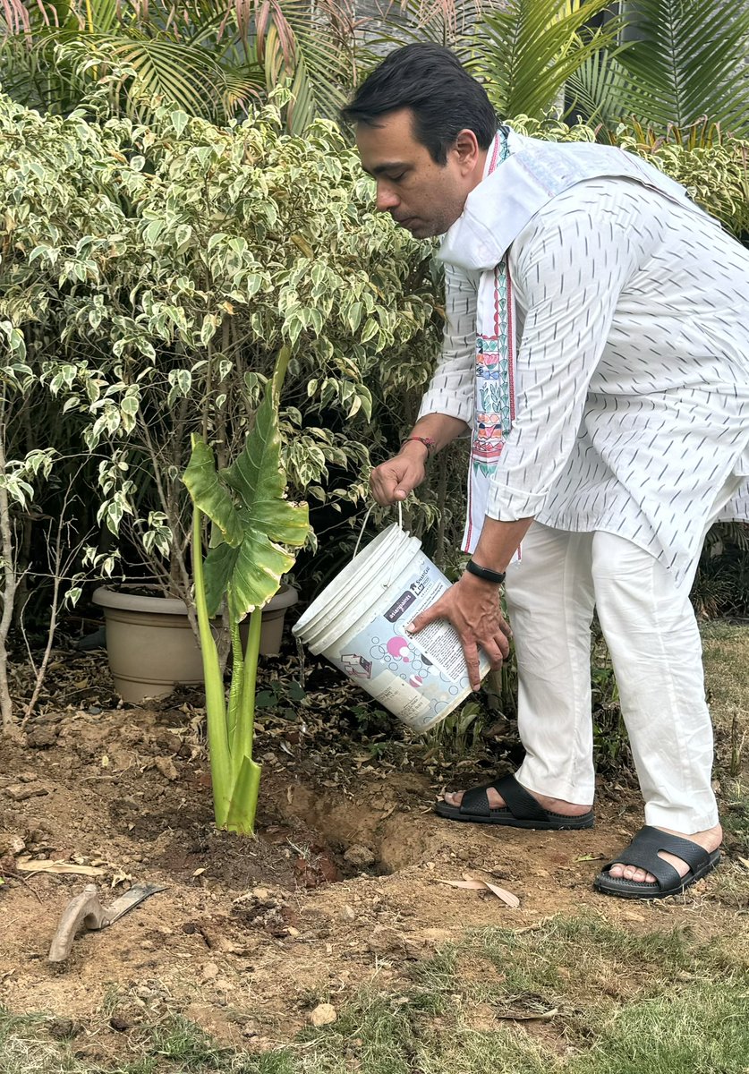 jayantrld's tweet photo. विश्व पर्यावरण दिवस पर #एक_पेड़_माँ_के_नाम अभियान से जुड़ा! माताजी की स्मृतियों के सम्मान में पेड़ लगाया।

पर्यावरण और धरती से हमारा जुड़ाव माँ के स्नेह जैसा ही है! पर्यावरण संरक्षण को बल देने के दृष्टि से प्रधान मंत्री जी के विशेष पहल को आगे बढ़ाएं!

#WorldEnvironmentDay‌2024 https://t.co/bjUk9LwQ7A