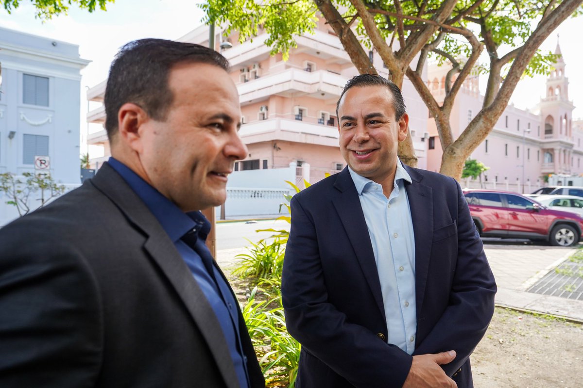 VillafanePR's tweet photo. Felicito al amigo Elmer Román por la campaña de altura y respeto que llevamos. Hoy nos unimos como un solo equipo de cara a las Elecciones Generales para darle el gran triunfo al Partido Nuevo Progresista en noviembre. Agradezco al Capitán por hacerse disponible junto a su equipo de trabajo para juntos trabajar por un Puerto Rico de igualdad y oportunidades para todos. Unidos #VamosAlFuturo.