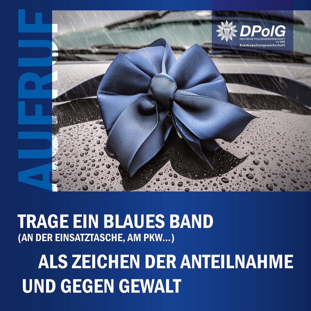 DPolGBPOLG's tweet photo. Trauer um Tod von Rouven L.

Wir alle sind erschüttert über den brutalen und heimtückischen Messerangriff auf unseren Mannheimer Kollegen Rouven L., der am 2. Juni 2024 an den Folgen dieser Tat gestorben ist.
Wir werden kaum oder nur schwer während der EM die Gelegenheit finden, um unserer Trauer öffentlich den Raum zu geben, wie wir es in vergangenen Jahren getan haben.

Wie viele Kolleginnen und Kollegen müssen noch sterben?
Wie viele Kolleginnen und Kollegen müssen noch Opfer von Gewalt werden?

Natürlich stellen wir uns die Frage, wann der richtige Zeitpunkt für Forderungen und einen aktiven Kampf gegen diese Gewalt ist.
Sollen wir warten bis eine Trauerfeier stattgefunden hat?
Sollen wir warten bis die Beisetzung erfolgte?
Sollen wir warten bis der mediale Hype abgeklungen ist?
Sollen wir warten bis in wenigen Tagen die Politik wieder in die Arbeitsnormalität zurückfindet und unser Kollege nicht mehr als ein Name auf einer länger werdenden Liste ist?

Vor wenigen Jahren demonstrierten französische Polizeibeschäftigte gegen die zunehmende Gewalt auf den Straßen Frankreichs.
Wann ist es bei uns soweit? Wann ist es für uns "genug"? Wann stehen wir auf?

Wir wollen jetzt aktiv werden. Wir sind davon überzeugt, dass unser Kollege Rouven und alle anderen Kolleginnen und Kollegen, die Opfer von Gewalt wurden, es verdient haben, dass wir aktiv werden.
Zu ihrem Gedenken, in Trauer und in der solidarischen Verbundenheit unserer Polizeifamilie.

Wir wollen ein Zeichen setzen.
Wir wollen ein bundesweites Zeichen setzen.
Wir wollen das "JETZT" tun.

Wir wollen alle Kolleginnen und Kollegen, aber auch die Bevölkerung dazu aufrufen, ein Zeichen zu setzen.
Wir wollen dazu aufrufen, als äußeres Zeichen ein (dunkel)blaues Band zu tragen.
Ein blaues Band an der Einsatztasche, dem Einsatzrucksack, dem Fahrzeug oder an anderer Stelle.
Ein blaues Band an der Einkaufstasche, der Sporttasche, der Jacke oder an anderer Stelle.

Wir verbinden ganz bewusst damit keine Forderung nach einer Erhöhung des LOD, der Polizeizulage, den Beförderungsmöglichkeiten oder sonst irgendwelchen sicherlich auch wertschätzenden Verbesserungen. Wir wollen in keiner Weise den Eindruck erwecken, dass wir das tragische Ereignis dazu nutzen möchten, um daraus einen vermeintlichen Vorteil zu erzielen.

Wir stellen die Gewalt gegen die Polizei, die Blaulichtfamilie und Beschäftigte im Öffentlichen Dienst in den Mittelpunkt.
Wir wollen deutlich machen, dass schon lange jegliches Maß überschritten ist.

Dieses Zeichen wollen wir bundesweit setzen.
Polizeibeschäftigte aus dem ganzen Bundesgebiet wollen sich anschließen.

Wir bitten alle Kolleginnen und Kollegen um Unterstützung und Verbreitung dieses Zeichen.
Es ist dabei völlig egal, welche dunkelblaue Farbe das Band hat.
Es spielt auch keine Rolle, welche Beschaffenheit das Band hat.

Es soll das blaue Band sein, für unseren Kampf gegen die Gewalt und wir wollen es mit unserem Kollegen Rouven in Verbindung bringen.

Vielen Dank für die Unterstützung.
