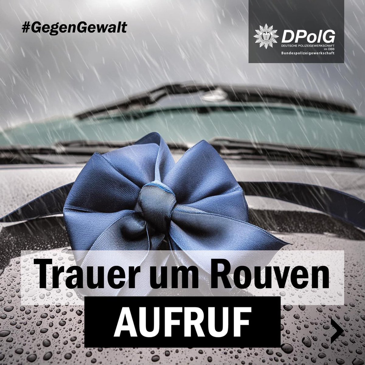 DPolGBPOLG's tweet photo. Trauer um Tod von Rouven L.

Wir alle sind erschüttert über den brutalen und heimtückischen Messerangriff auf unseren Mannheimer Kollegen Rouven L., der am 2. Juni 2024 an den Folgen dieser Tat gestorben ist.
Wir werden kaum oder nur schwer während der EM die Gelegenheit finden, um unserer Trauer öffentlich den Raum zu geben, wie wir es in vergangenen Jahren getan haben.

Wie viele Kolleginnen und Kollegen müssen noch sterben?
Wie viele Kolleginnen und Kollegen müssen noch Opfer von Gewalt werden?

Natürlich stellen wir uns die Frage, wann der richtige Zeitpunkt für Forderungen und einen aktiven Kampf gegen diese Gewalt ist.
Sollen wir warten bis eine Trauerfeier stattgefunden hat?
Sollen wir warten bis die Beisetzung erfolgte?
Sollen wir warten bis der mediale Hype abgeklungen ist?
Sollen wir warten bis in wenigen Tagen die Politik wieder in die Arbeitsnormalität zurückfindet und unser Kollege nicht mehr als ein Name auf einer länger werdenden Liste ist?

Vor wenigen Jahren demonstrierten französische Polizeibeschäftigte gegen die zunehmende Gewalt auf den Straßen Frankreichs.
Wann ist es bei uns soweit? Wann ist es für uns "genug"? Wann stehen wir auf?

Wir wollen jetzt aktiv werden. Wir sind davon überzeugt, dass unser Kollege Rouven und alle anderen Kolleginnen und Kollegen, die Opfer von Gewalt wurden, es verdient haben, dass wir aktiv werden.
Zu ihrem Gedenken, in Trauer und in der solidarischen Verbundenheit unserer Polizeifamilie.

Wir wollen ein Zeichen setzen.
Wir wollen ein bundesweites Zeichen setzen.
Wir wollen das "JETZT" tun.

Wir wollen alle Kolleginnen und Kollegen, aber auch die Bevölkerung dazu aufrufen, ein Zeichen zu setzen.
Wir wollen dazu aufrufen, als äußeres Zeichen ein (dunkel)blaues Band zu tragen.
Ein blaues Band an der Einsatztasche, dem Einsatzrucksack, dem Fahrzeug oder an anderer Stelle.
Ein blaues Band an der Einkaufstasche, der Sporttasche, der Jacke oder an anderer Stelle.

Wir verbinden ganz bewusst damit keine Forderung nach einer Erhöhung des LOD, der Polizeizulage, den Beförderungsmöglichkeiten oder sonst irgendwelchen sicherlich auch wertschätzenden Verbesserungen. Wir wollen in keiner Weise den Eindruck erwecken, dass wir das tragische Ereignis dazu nutzen möchten, um daraus einen vermeintlichen Vorteil zu erzielen.

Wir stellen die Gewalt gegen die Polizei, die Blaulichtfamilie und Beschäftigte im Öffentlichen Dienst in den Mittelpunkt.
Wir wollen deutlich machen, dass schon lange jegliches Maß überschritten ist.

Dieses Zeichen wollen wir bundesweit setzen.
Polizeibeschäftigte aus dem ganzen Bundesgebiet wollen sich anschließen.

Wir bitten alle Kolleginnen und Kollegen um Unterstützung und Verbreitung dieses Zeichen.
Es ist dabei völlig egal, welche dunkelblaue Farbe das Band hat.
Es spielt auch keine Rolle, welche Beschaffenheit das Band hat.

Es soll das blaue Band sein, für unseren Kampf gegen die Gewalt und wir wollen es mit unserem Kollegen Rouven in Verbindung bringen.

Vielen Dank für die Unterstützung.