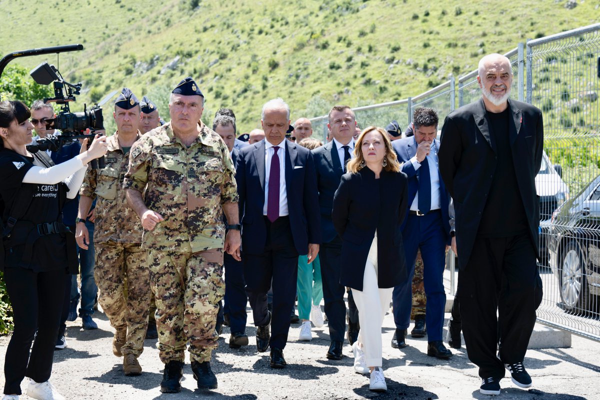 gadlernertweet's tweet photo. La spudoratezza della visita elettorale di @GiorgiaMeloni in #Albania per vantarsi della futura deportazione a pagamento di un po' di migranti rivela un errore di superbia: è sconsigliabile sottovalutare l'intelligenza dei cittadini e puntare sempre sulla loro dabbenaggine https://t.co/UHXesDBC3w