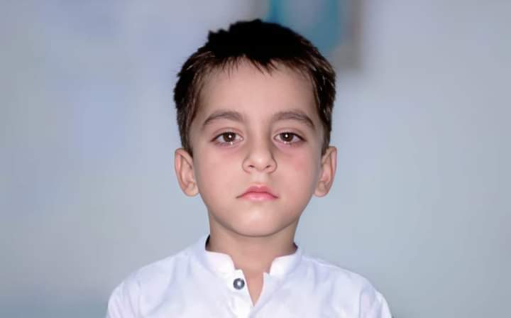 یہ بچہ خان پور ڈیم پر اپنے والدین سے بچھڑگیا ہے جو اپنا نام عیسیٰ بتاتا ہے مگر گھر کا پتہ اور والدین کا نام بتانے سے قاصر ہے لب و لہجے سے ہندکو سپیکر لگتا ہے اس وقت تھانہ خان پور میں موجود ہے جس کسی کو بھی اس کے والدین سے متعلق معلومات ہوں تھانہ خان پور سے رابطہ کریں 0995640011