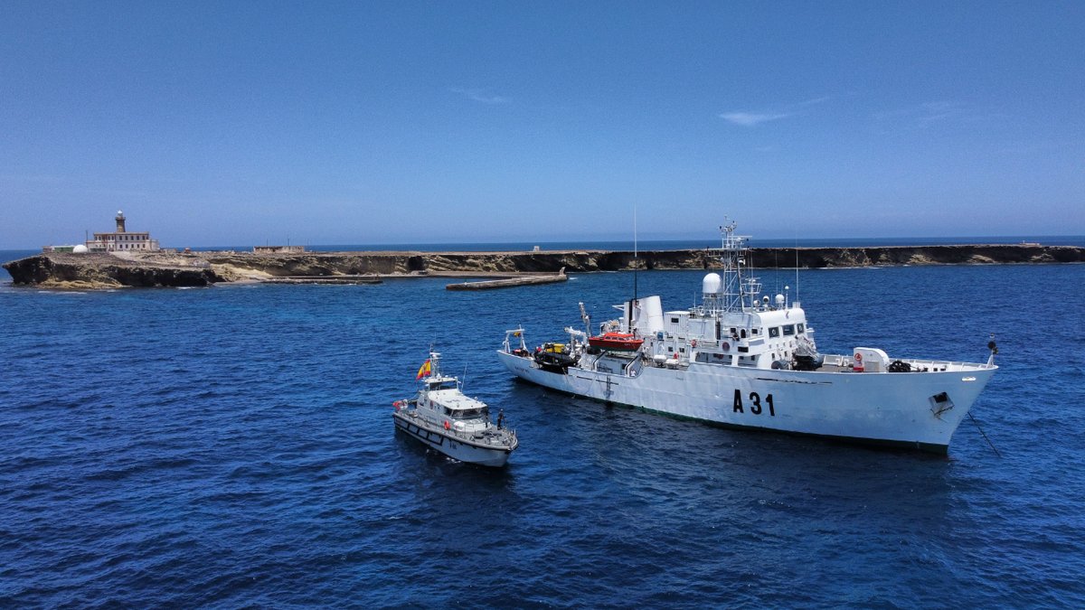 Armada_esp's tweet photo. Encuentro entre el buque hidrográfico #Malaspina y el patrullero #IslaPinto en aguas del mar de #Alborán.

El Patrullero #IslaPinto está realizando tareas de #PresenciaNaval y #VigilanciaMarítima y el #Malaspina continúa su campaña hidrográfica en la zona.

#SomosLaArmada🇪🇸⚓️ https://t.co/4bM33Ha8uz