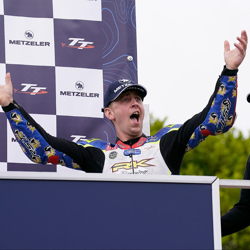 bennetts_bike's tweet image. 💬 “It means the world to me, Chrissy wasn’t a fool, he believed in me and he knew I could do it, so he’s had the last laugh hasn’t he." - @DomHerbertson 💙🧡🇮🇲

#TT #TT2024 #IsleOfManTT