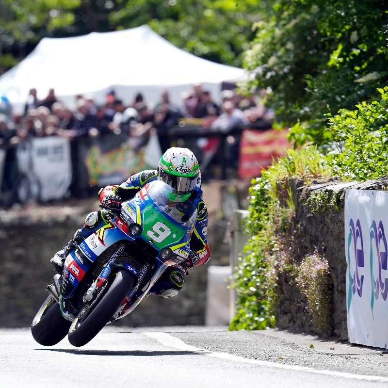 bennetts_bike's tweet image. 💬 “It means the world to me, Chrissy wasn’t a fool, he believed in me and he knew I could do it, so he’s had the last laugh hasn’t he." - @DomHerbertson 💙🧡🇮🇲

#TT #TT2024 #IsleOfManTT