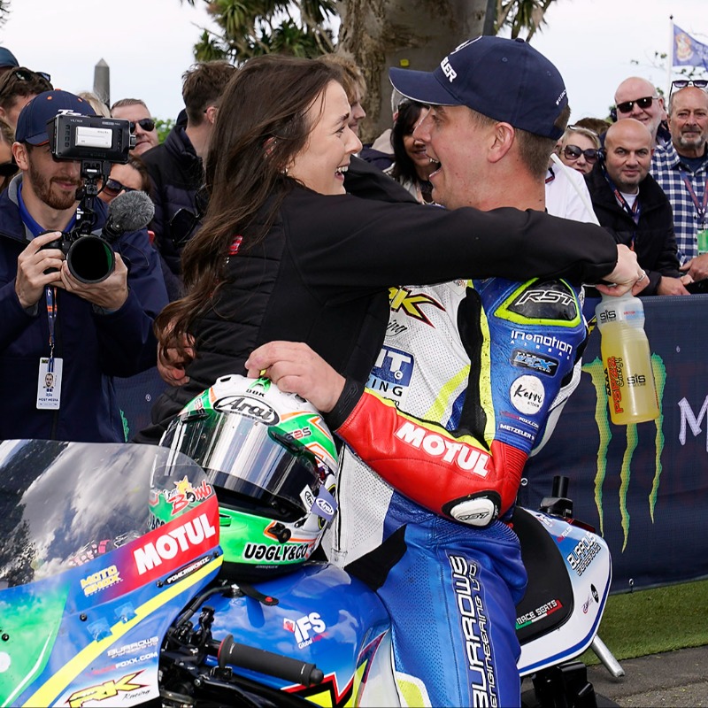 bennetts_bike's tweet image. 💬 “It means the world to me, Chrissy wasn’t a fool, he believed in me and he knew I could do it, so he’s had the last laugh hasn’t he." - @DomHerbertson 💙🧡🇮🇲

#TT #TT2024 #IsleOfManTT