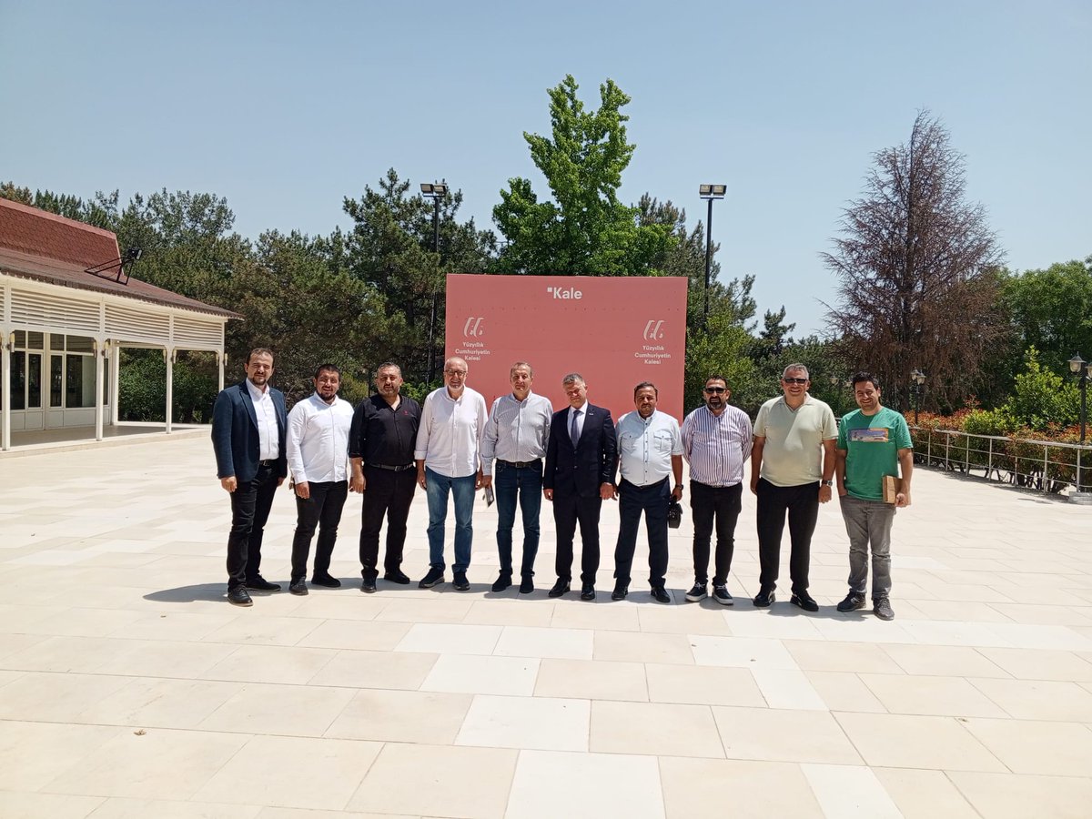 Şube Başkanımız Eyüp Tan, 2.Dönem Başkanımız Şerif Mutlu ve Yönetim Kurulu Üyelerimiz, Başkan Yardımcımız Nedim Ceylan'ı Kale Seramik Fabrikasında ziyaret ettiler.

Başkan Yardımcımız'a misafirperverliğinden dolayı  teşekkür ediyor çalışmalarında başarılar diliyoruz.