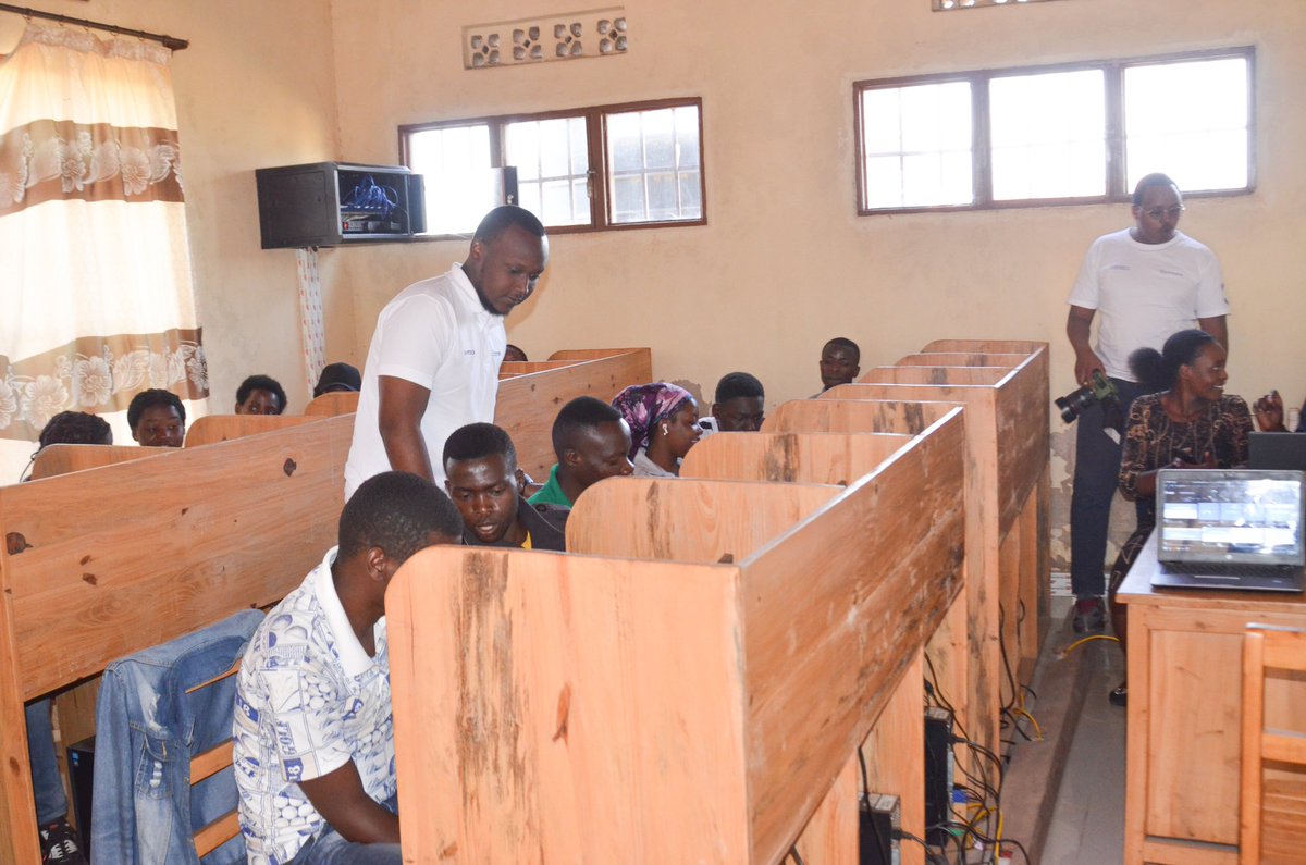 Ku munsi wa 3 w’ubukangurambaga bwa #Byikorere mu karere kacu buri gukorwa ku bufatanye bw'<a href="/IremboGov/">IremboGov</a> bwakomereje mu Mirenge ya Kageyo, Rutare na Bukure aho batangiriye mu murenge wa Kageyo mu Kigo cya "KAGEYO YOUTH HUB", ahateranira urubyikuko n'abakuze bigishwa na <a href="/RatiRwanda/">RATI RWANDA</a>.