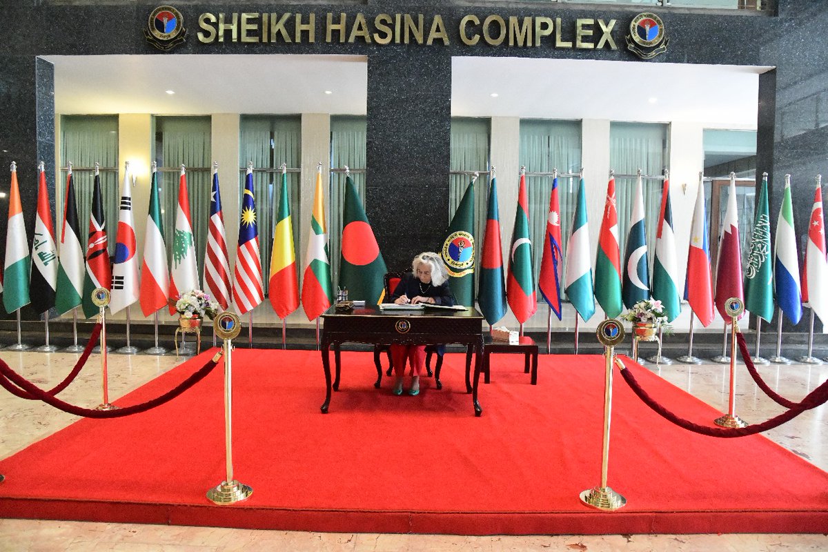 FRauBangladesh's tweet photo. Great honor today for our Ambassador @MarieMasdupuy to visit #DSCSC delivering an up to date presentation of 🇨🇵🇧🇩 relations. Lively interactive session could have lasted many more hours thanks to the high academic standard of the audience 👌 https://t.co/TOrv57VUNo