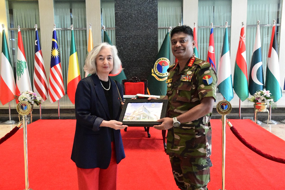 FRauBangladesh's tweet photo. Great honor today for our Ambassador @MarieMasdupuy to visit #DSCSC delivering an up to date presentation of 🇨🇵🇧🇩 relations. Lively interactive session could have lasted many more hours thanks to the high academic standard of the audience 👌 https://t.co/TOrv57VUNo