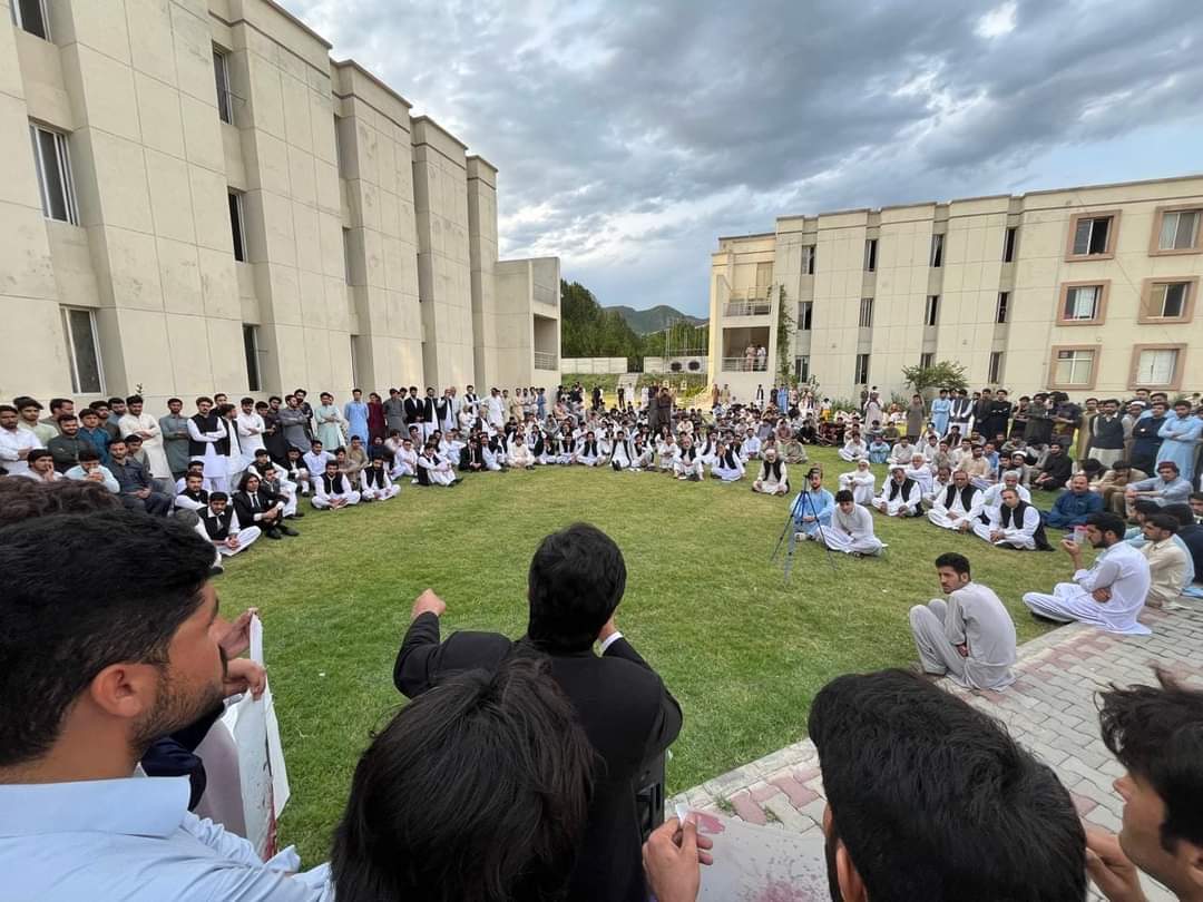 DrShahzad_'s tweet photo. په مالاکنډ پوهنتون کې د موسی خان دپاره د وکيلانو غونډه.
#TerminateCheifProctor #TerminateProvost #JusticeForMusa #MalakandUniversity #Justice4MusaKhan #Malakand #UniversityofMalakand #TerminateVC https://t.co/HqO46tjdCg