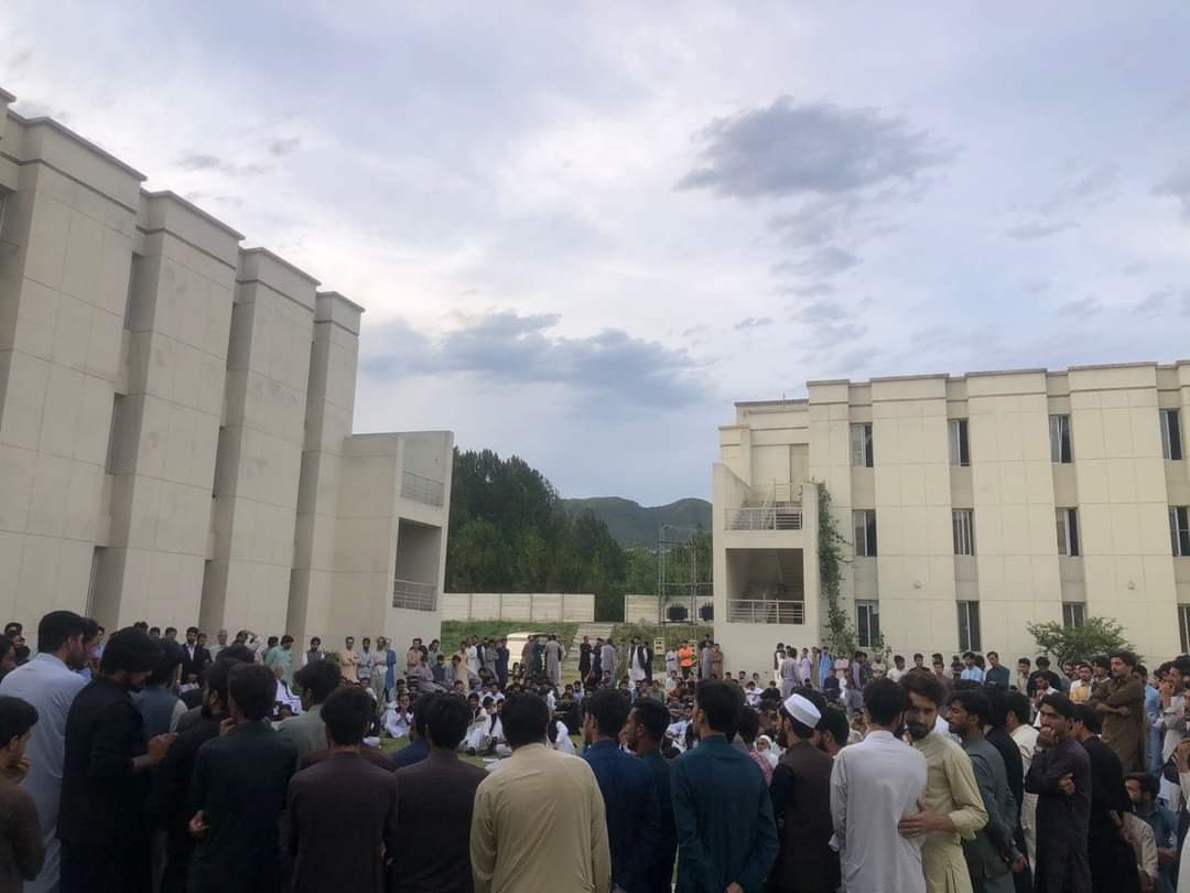 DrShahzad_'s tweet photo. په مالاکنډ پوهنتون کې د موسی خان دپاره د وکيلانو غونډه.
#TerminateCheifProctor #TerminateProvost #JusticeForMusa #MalakandUniversity #Justice4MusaKhan #Malakand #UniversityofMalakand #TerminateVC https://t.co/HqO46tjdCg