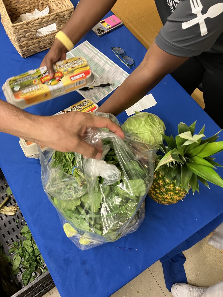 NYCommonPantry's tweet photo. This weekโs #farmshare included purple carrots, broccoli, mixed greens, oregano, cabbage, spinach, corn, strawberries, pineapple, basil, and scallions.
To learn more about our Live Healthy! Program, visit https://t.co/EDfosXLnR6 https://t.co/EUK0U7MqWz