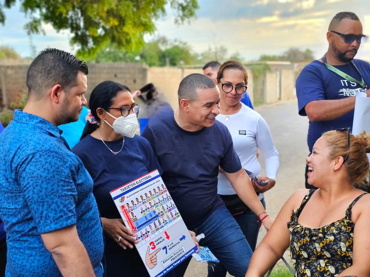 FalconUnt's tweet photo. Desde El Municipio Zamora, sector el Cerro en Unidad los Equipos Políticos de Voluntarios, AD en Resistencia,  @ec_falcon ,  independientes y @partidount Salimos Casa x Casa a llevar el Mensaje de # UnidadyVoto #TodoElMundoConEdmundo seguimos en La Calle Trabajando por el Cambio https://t.co/DJUlplb6Kv