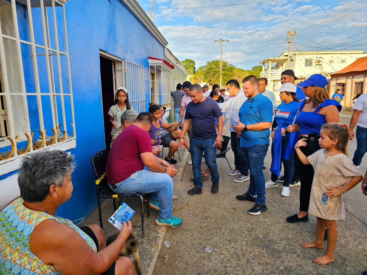 FalconUnt's tweet photo. Desde El Municipio Zamora, sector el Cerro en Unidad los Equipos Políticos de Voluntarios, AD en Resistencia,  @ec_falcon ,  independientes y @partidount Salimos Casa x Casa a llevar el Mensaje de # UnidadyVoto #TodoElMundoConEdmundo seguimos en La Calle Trabajando por el Cambio https://t.co/DJUlplb6Kv
