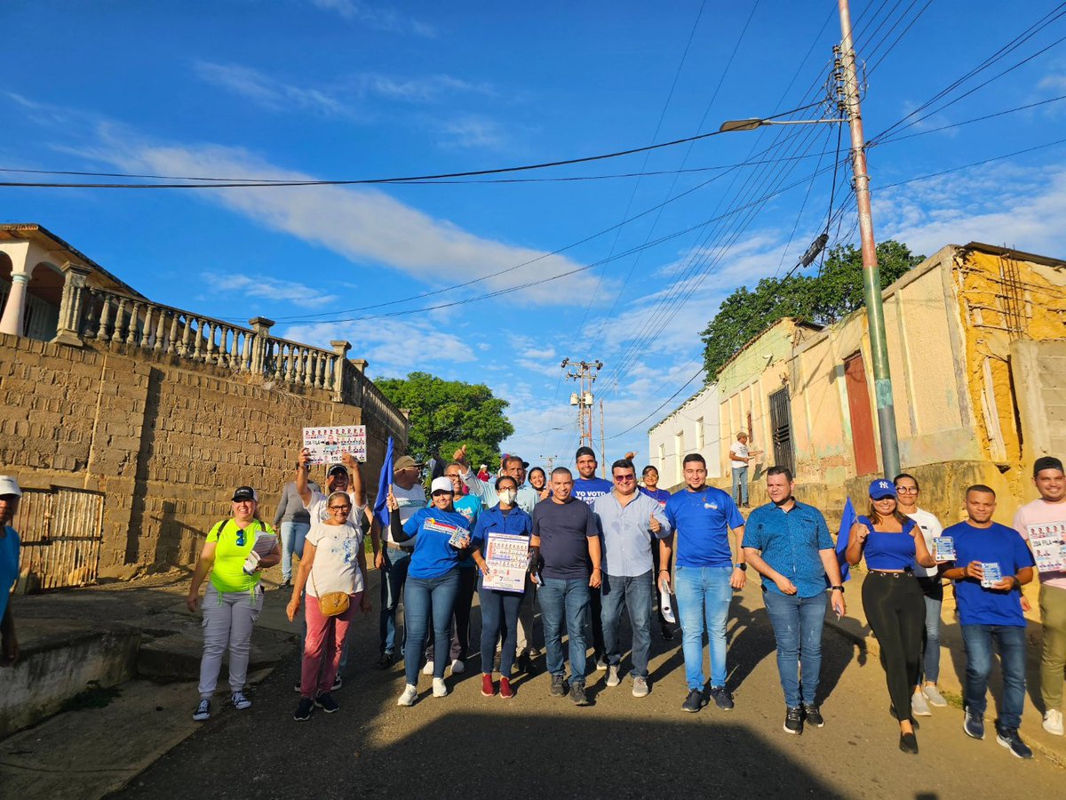 FalconUnt's tweet photo. Desde El Municipio Zamora, sector el Cerro en Unidad los Equipos Políticos de Voluntarios, AD en Resistencia,  @ec_falcon ,  independientes y @partidount Salimos Casa x Casa a llevar el Mensaje de # UnidadyVoto #TodoElMundoConEdmundo seguimos en La Calle Trabajando por el Cambio https://t.co/DJUlplb6Kv