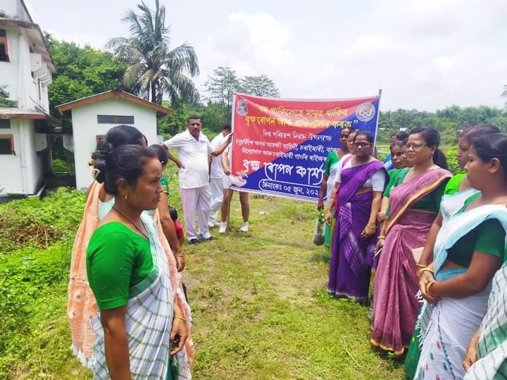 Satya271970's tweet photo. Today on  World Environment Day, at 24 APB,Baksa , our Bn staff, local villagers, students along with D.C. Baksa mam have participated in Plantation of Saplings with the motto "for survival of mankind tree is indispensable, mere planting will not no do, nursing them is important https://t.co/2ka8W9pbjE