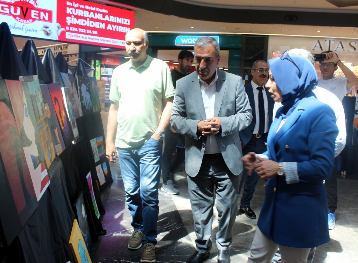 SehitkamilMEM's tweet photo. Müdürümüz Sn.@yagcimehmet27 ,İl Milli Eğitim şube müdürlerimiz ve protokol üyelerimizin katılımıyla Vehbi Dinçerler Fen lisemiz tarafından Primemall AVM'de açılışı gerçekleştirilen resim sergisi programına katıldı.

@kemalcebervali @yasintepe @omeryamli https://t.co/xEofFf34ZG
