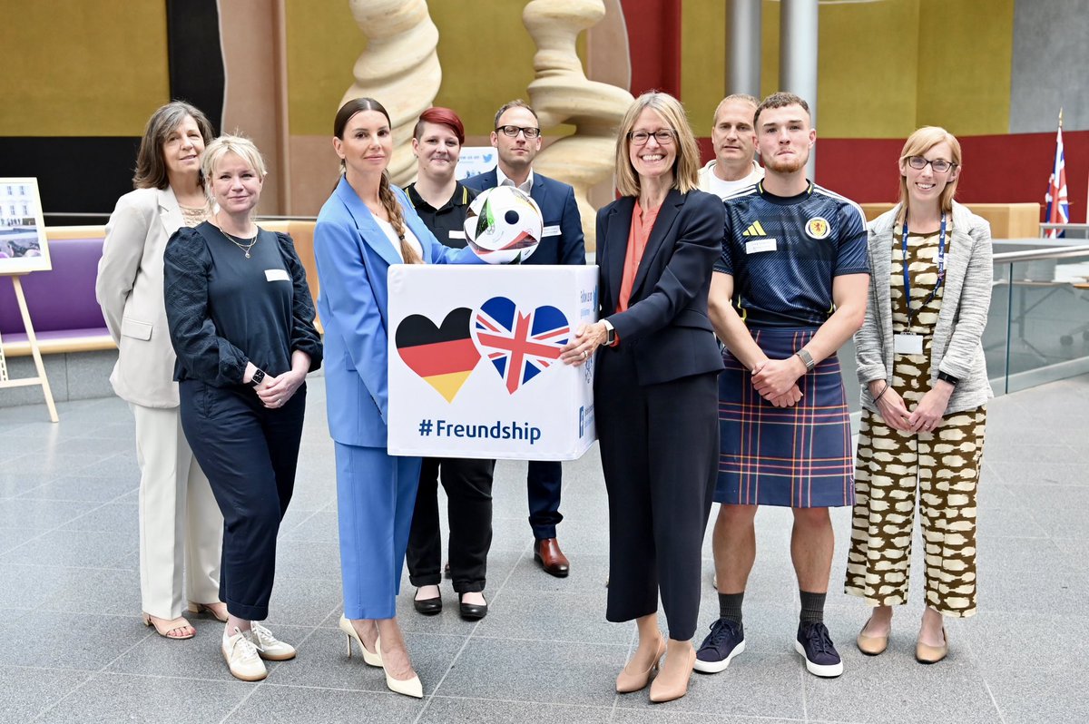 jillgallard's tweet photo. Was für ein besonderer Tag heute in der Botschaft - gemeinsam mit wichtigen Stakeholdern diskutieren wir über die Bedeutung von #Fußball und psychischer Gesundheit. Danke an alle, die gekommen sind! Noch 9 Tage, bis zum Anpfiff des Eröffnungsspiels der #EM2024! 🇬🇧🇩🇪⚽️ https://t.co/3JqOF7Yv8L