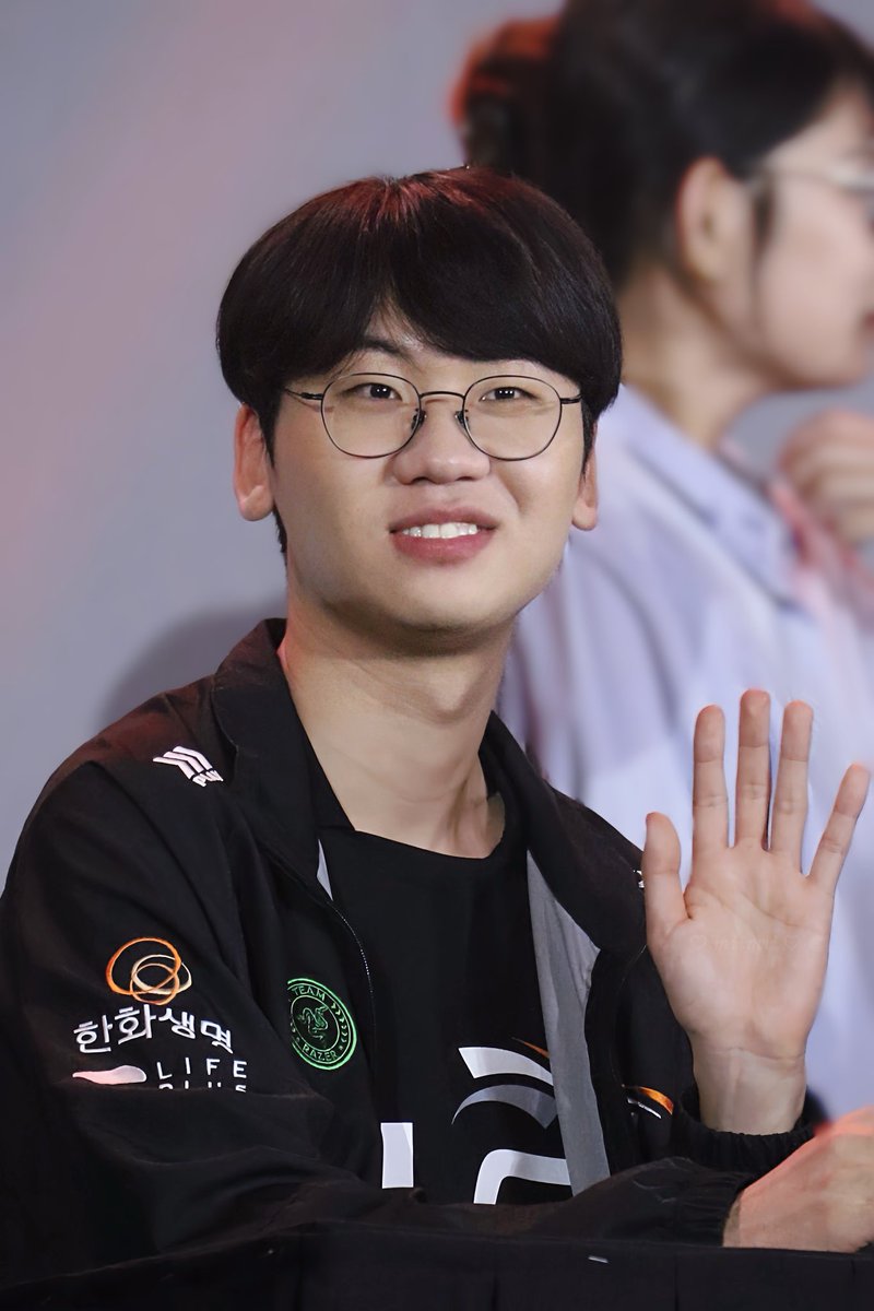 NN132310's tweet photo. Babae boo 🧡
#LCK    #LCKVietnam #HLE #HLEGlobalFanFest 
@doran_choi @HLEofficial @lckvietnam https://t.co/FBPxsc6cRP