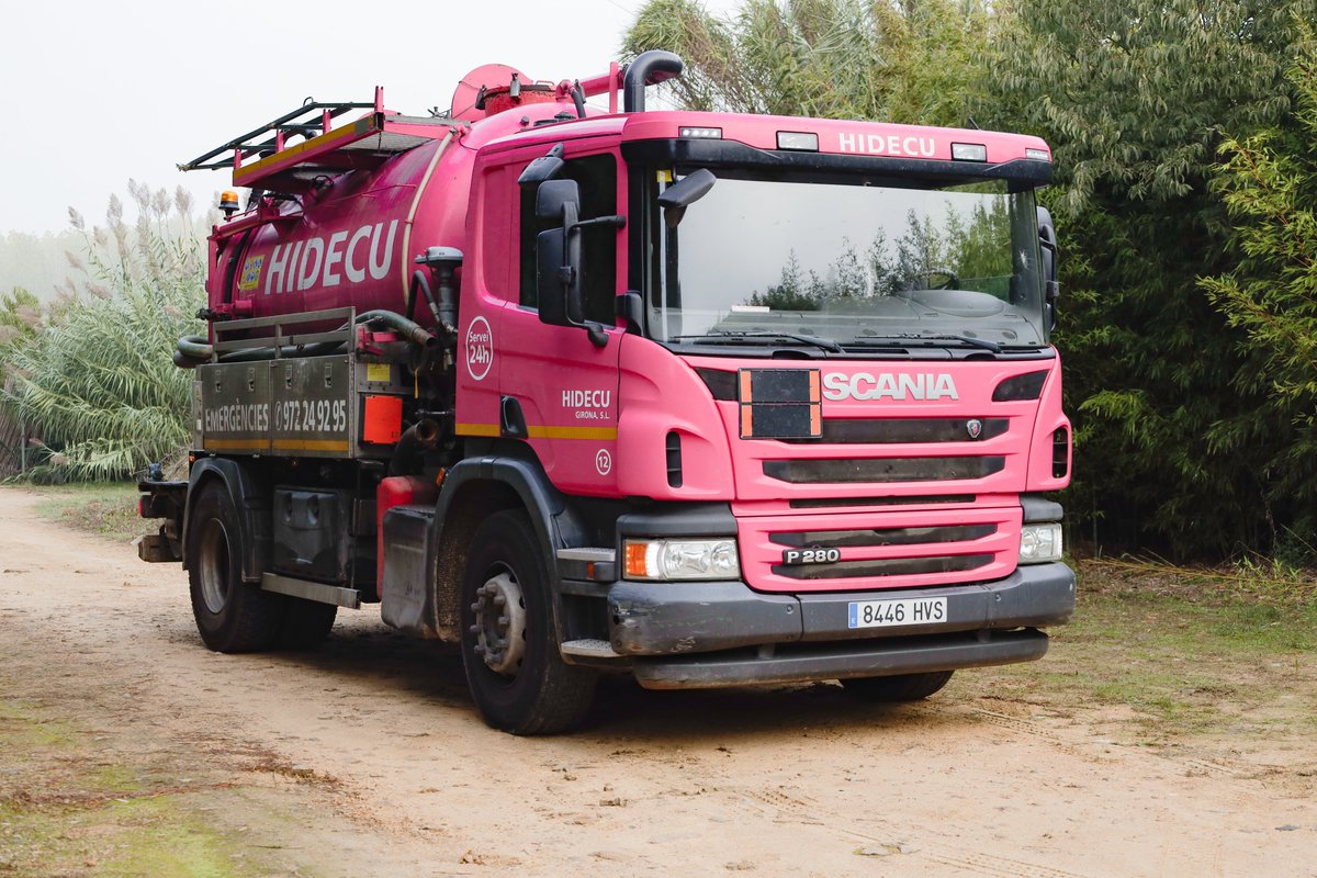 Més fotos de la crac de la <a href="/PaulaNuellSaez/">Paula Nuell Sáez</a>. En aquestes, els protagonistes són els nostres camions. 🚚💦 #camions #camiones #cubes #cubas #desembussos #desatascos