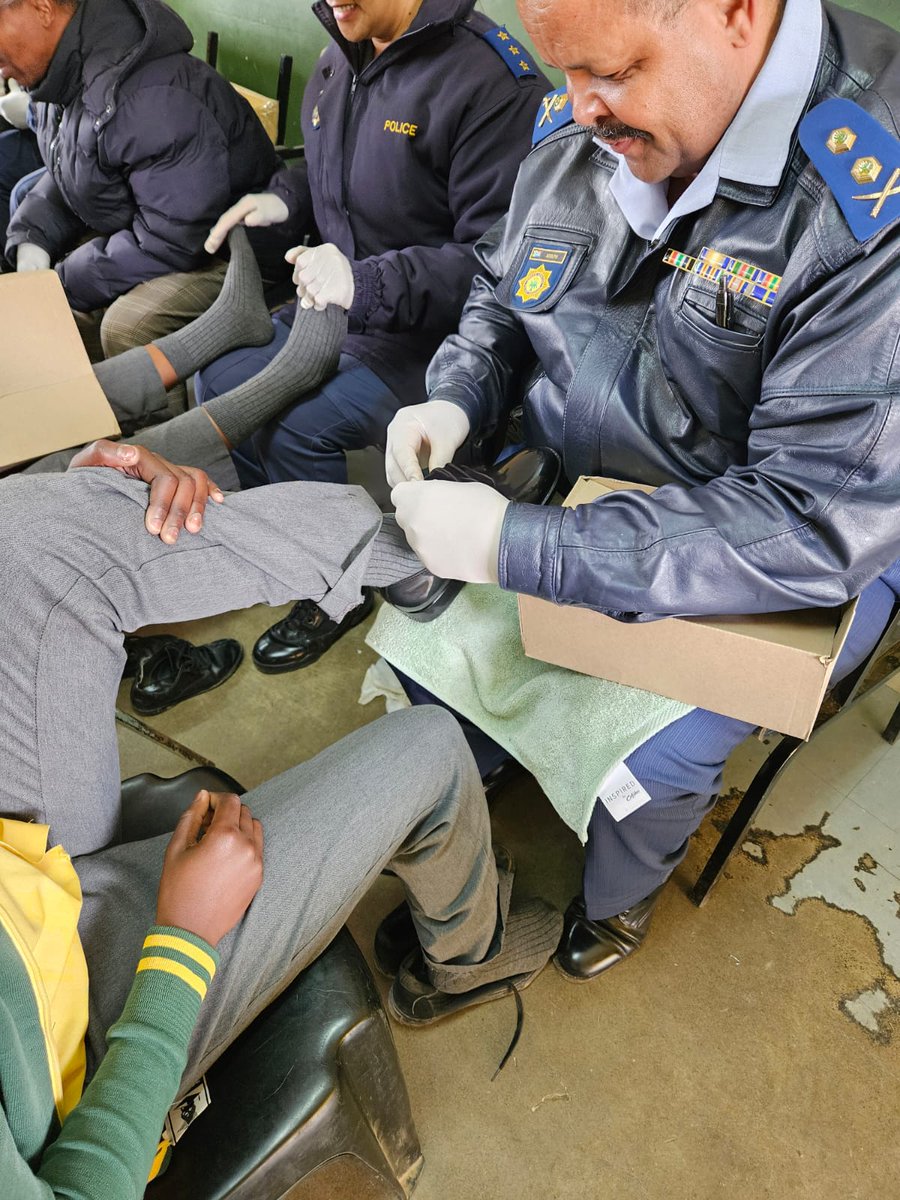 SAPoliceService's tweet image. #sapsEC To support and bring about awareness on #ChildProtectionWeek2024, Chris Hani District Commissioner, Maj Gen Rudolph Adolph joined hands together with other stakeholders in handing over school shoes to schools around Molteno.
#SAPSCares NP
saps.gov.za/newsroom/msspe…