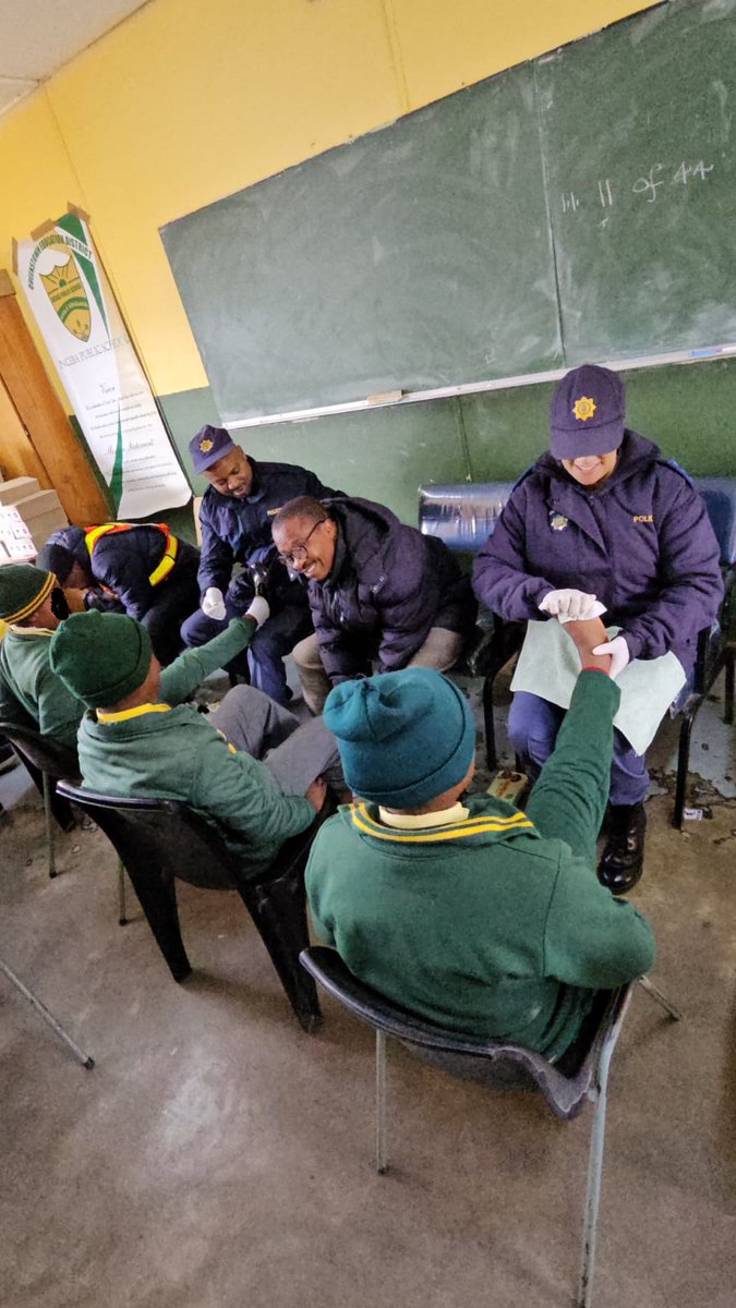 SAPoliceService's tweet image. #sapsEC To support and bring about awareness on #ChildProtectionWeek2024, Chris Hani District Commissioner, Maj Gen Rudolph Adolph joined hands together with other stakeholders in handing over school shoes to schools around Molteno.
#SAPSCares NP
saps.gov.za/newsroom/msspe…